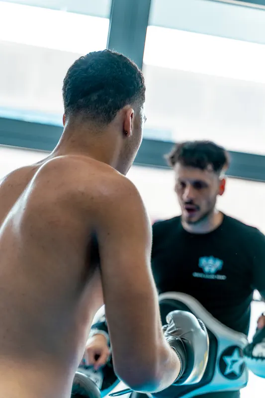 Il Maestro corregge la guardia di un atleta
