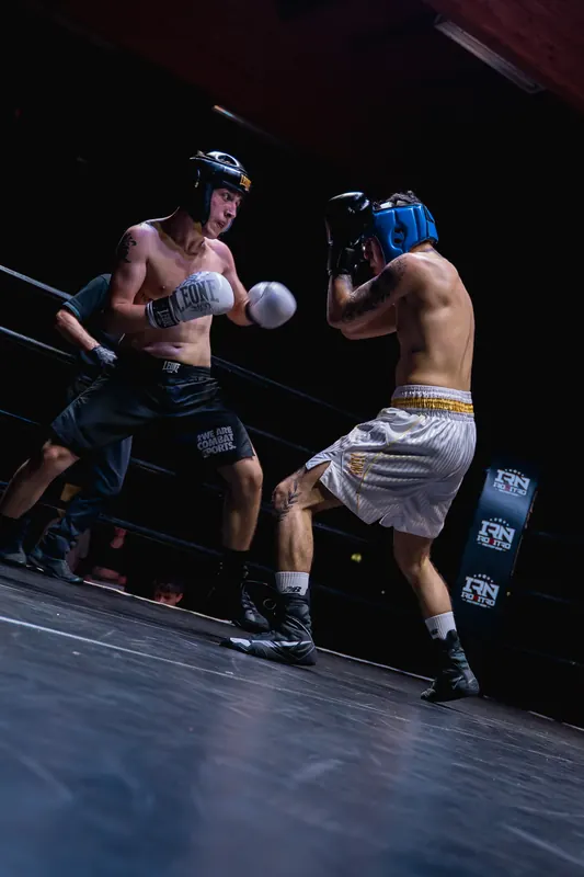 Atleta entra sul ring tra le luci