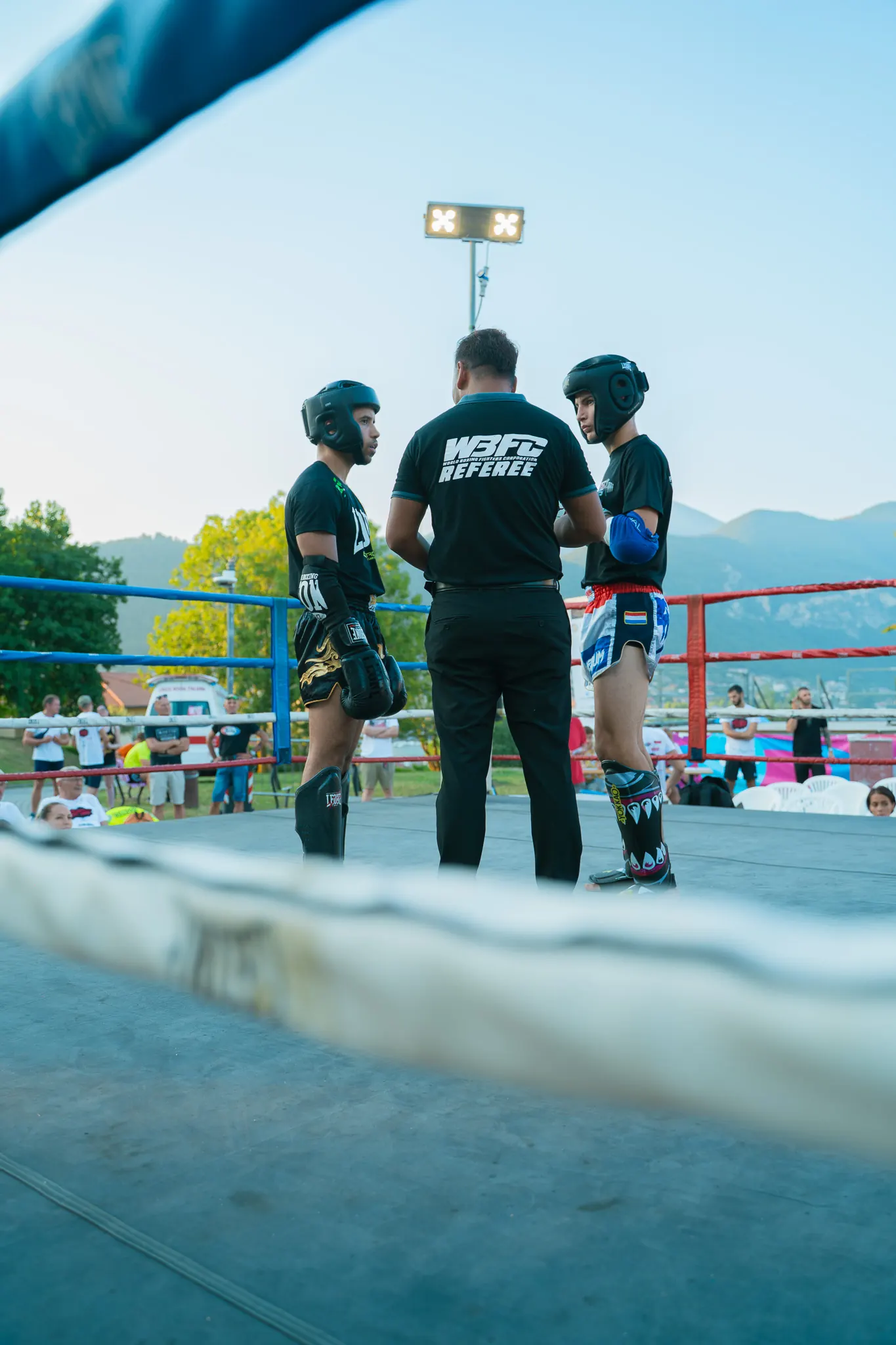 Arbitro e atleti sul ring durante una tappa del circuito WBFC