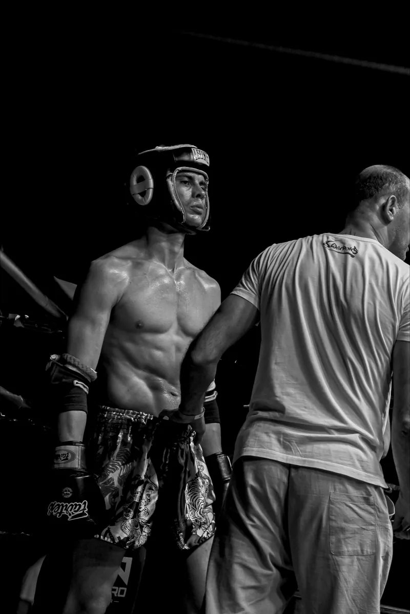 Atleta a bordo ring in bianco e nero