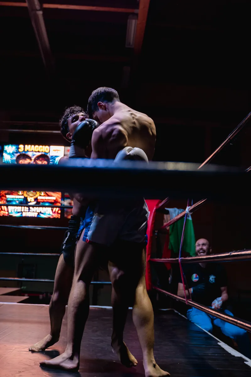 Abbraccio sul ring a fine incontro
